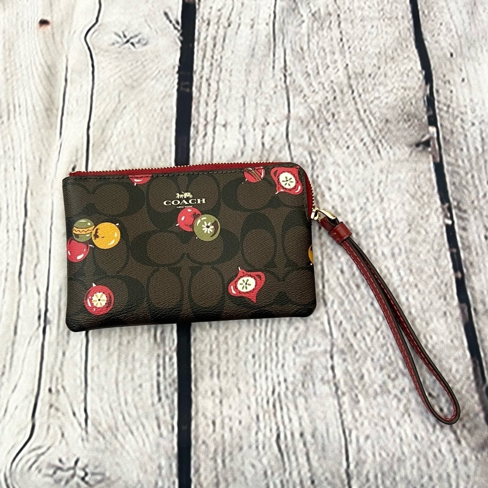 NWOT COACH HOLIDAY WRISTLET